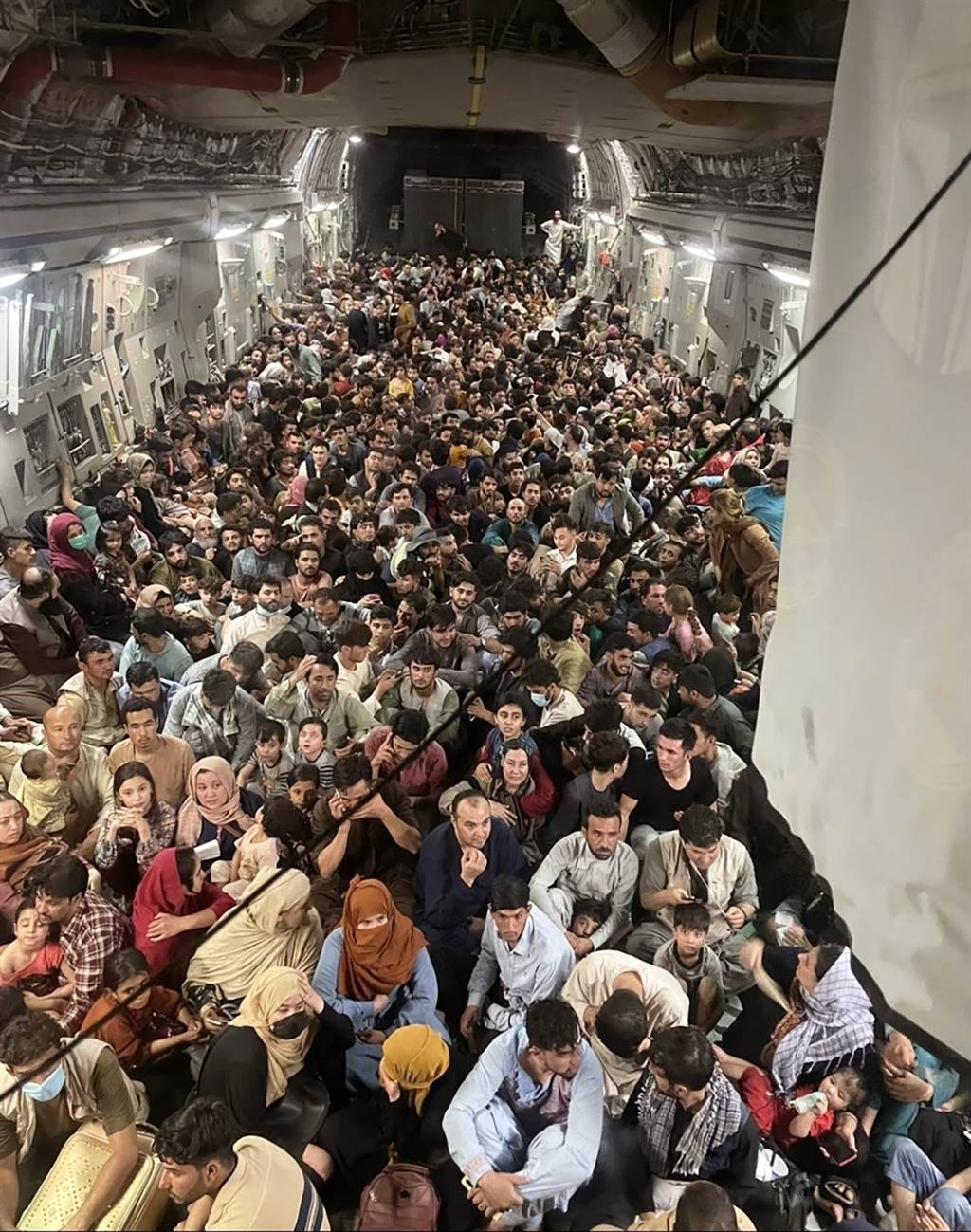 640人塞满C-17。(图/美联社)(photo:ChinaTimes)
