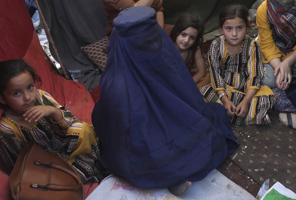 塔利班规定，女性外出时，必须由男性亲人陪同，并穿戴名为「波卡」（burqa）的从头到脚式罩袍，图为1名塔喀省（Takhar）女教师身穿「波卡」的画面。（美联社）(photo:ChinaTimes)