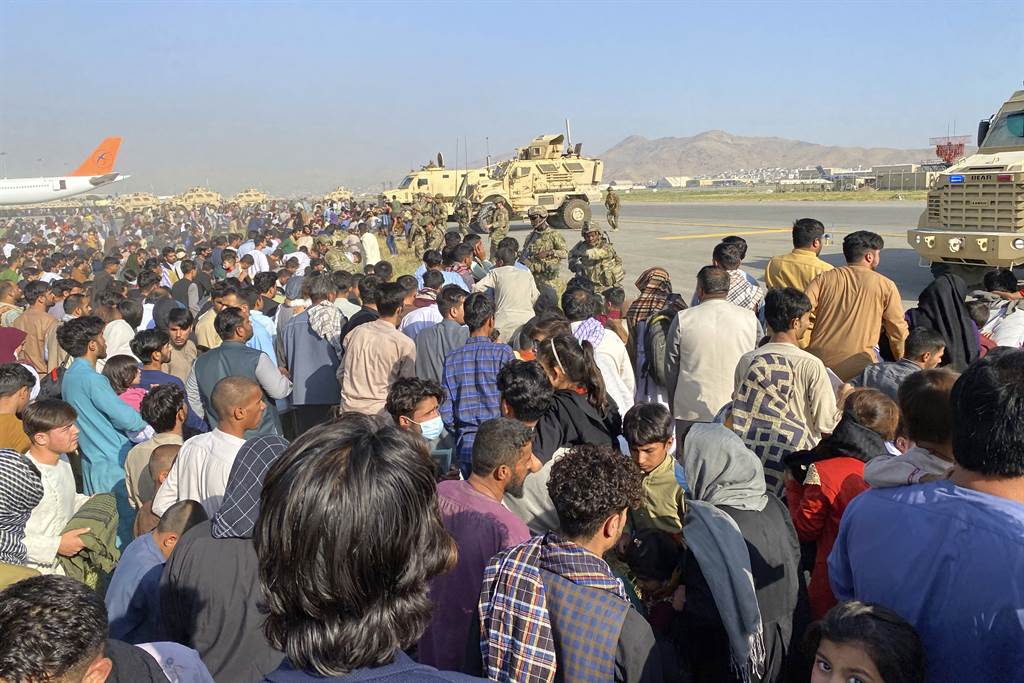 大批想要逃离的阿富汗群众8月16日涌向喀布尔国际机场周围。（美联社）(photo:ChinaTimes)