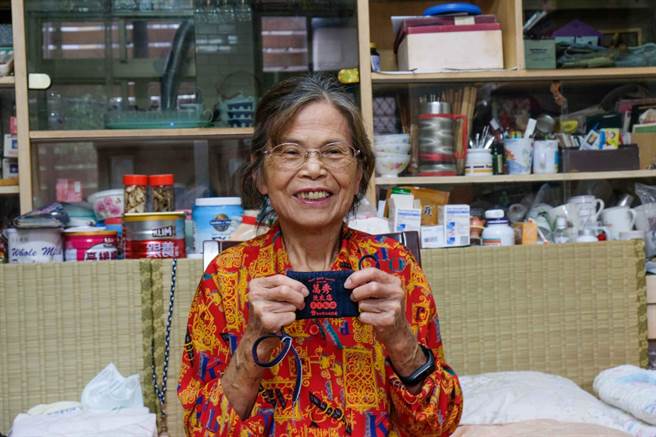 萬秀洗衣店的秀娥於生日當天推出聯名公益紅線，笑說，很高興自己的生日能成為這麼有意義又有趣的事情。（Story Wear提供）