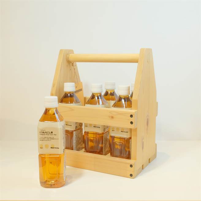 啤酒架，可放置啤酒、可樂或PET瓶裝飲料的木製提架，750元。（無印良品提供