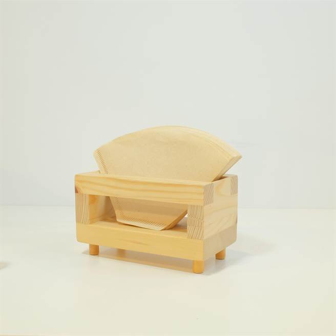 木製咖啡濾紙盒，剪約設計讓濾紙的拿取也變得優雅及順手，390元。（無印良品提供）