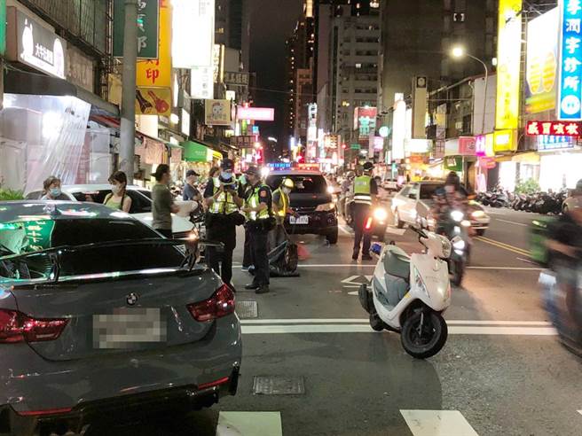 中市蓝姓男子驾驶BMW车直衝对向车道酿连环车祸，造成6汽机车损、4人受伤。（民眾提供／陈淑芬台中传真）