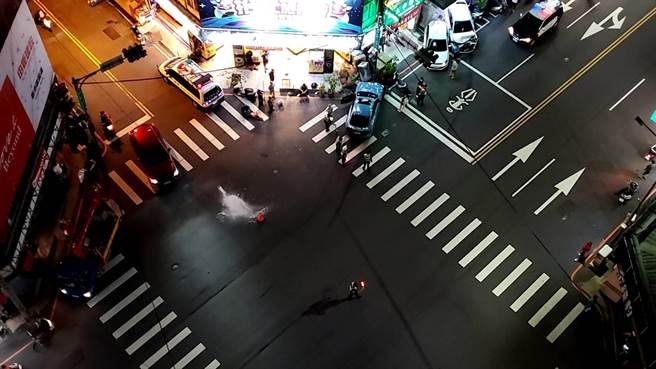 中市蓝姓男子驾驶BMW车直衝对向车道酿连环车祸，造成6汽机车损、4人受伤。（民眾提供／陈淑芬台中传真）