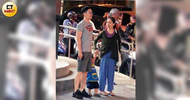 二○一九年十一月，本刊独家直击尹馨与张承中一同牵着尹馨的侄女外出用餐，恋情因而曝光。（图／本刊摄影组）