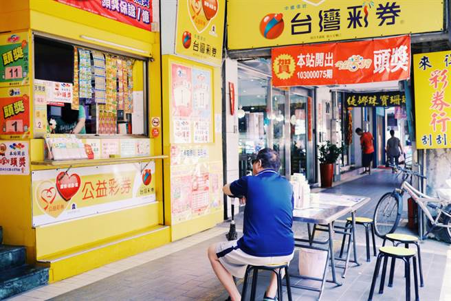 買800元威力彩，其中七組都出現相同數字，讓男網友看了超哀怨。（圖／Shutterstock）