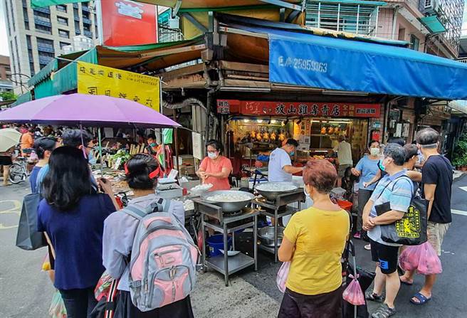 政府將在疫情穩定前提下，盡速發放「振興五倍券」，考慮針對小商家發行小面額券，增加使用便利性，讓獨立商家也能受惠。圖為在疫情下日前台灣傳統市場一角，民眾在購買食品。(資料照/粘耿豪攝)
