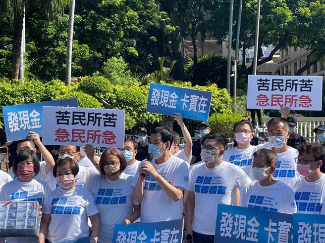 国民党立委16日赴行政院抗议振兴券搞黑箱。（图／取自李德维脸书）
