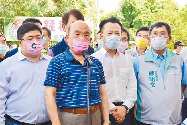 行政院院长苏贞昌（左二）17日南下嘉义县访视，现场多内党内立委陪同。（图／本报系资料照）