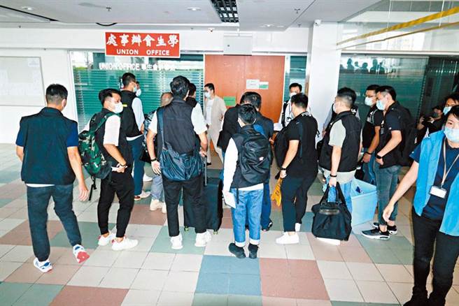 香港警方稍早前搜查港大学生会综合大楼。（香港文匯网）