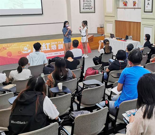 講師現場指導學員實際演練。(圖/太陽星網路科技公司提供)