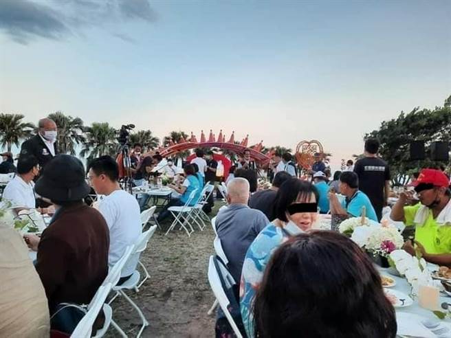 台東縣政府上周六(14日)舉辦的「南迴藝術季」開幕餐聚，大吃美食聊天，沒有遵照指揮中心的隔板、梅花座防疫規定。(翻攝自台東大小事FB)