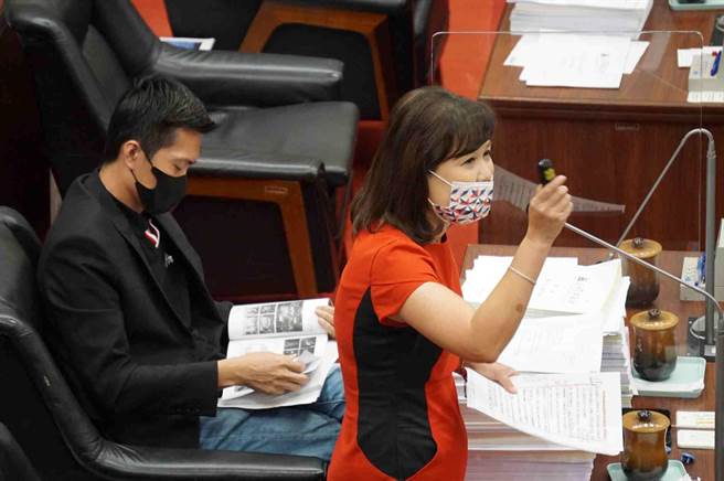 國民黨高市議員陳若翠今（18）日總質詢時提到，《美麗島電子報》日前公布民調，《美麗島電子報》董事長吳子嘉看完之後預測，高雄市長陳其邁2024年選總統，她直問「會去選嗎？」（柯宗緯攝）