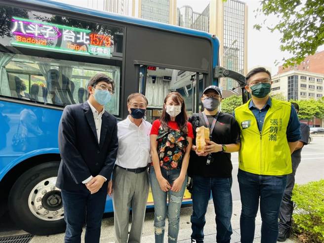 北市議員許淑華（中）18日表示，若立委蔡適應（左一）選基隆市長，她會輔選，基市議員張顥瀚（右一）也是好的基隆立委人選，許、蔡也肯定基隆市長林右昌有能力勝任台北市長。（張穎齊攝）