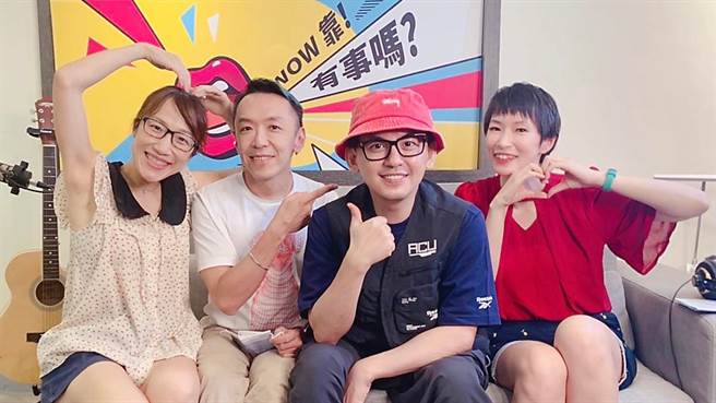 黄子佼接受主持人吴小帽、「爆编」翁瑞怡和吴珊珊访问。《Wow靠！有事吗？》提供