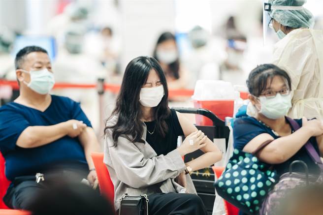 家中长辈拒打AZ像被洗脑「AZ是毒药」，怎么劝都没用，网友们一看长辈的职秒懂不可能说服。图为国高中教职员工打疫苗的画面。（本报系资料照）