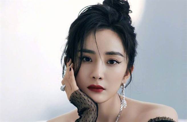 杨幂五官精致、身材火辣。(图／翻摄自微博)