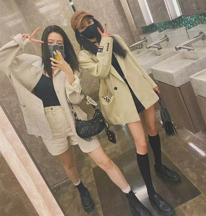 杨幂七夕和闺幂过。(图／翻摄自微博)