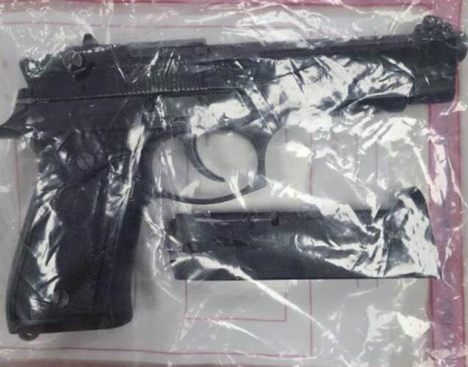 桃園任姓義消經營汽修廠，遭警方查獲自行改造槍枝。（王揚傑翻攝）