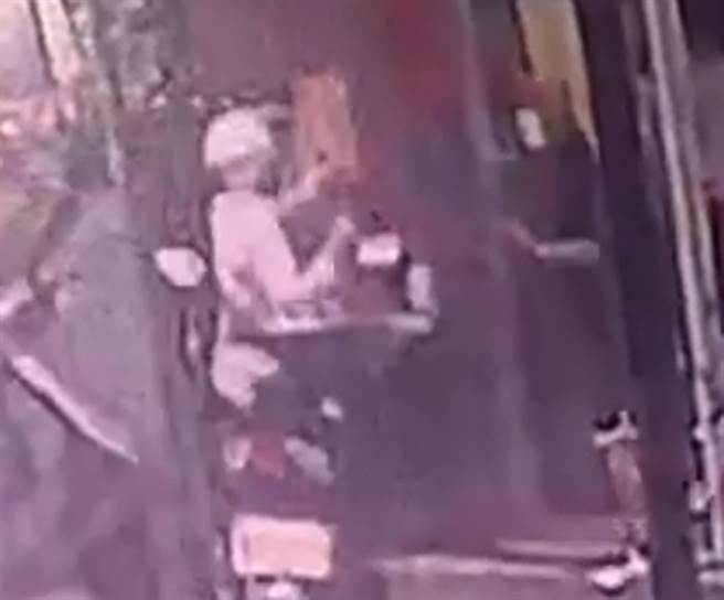 台中市大里區塗城路一家自助餐廳謝姓老闆，18日上午遭人砍傷，白衣男子戴著安全帽、手持兇刀，猛砍黑衣的謝男。（民眾提供／黃國峰台中傳真）