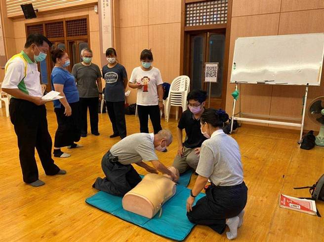 花蓮縣消防局去年開始辦理防災士培訓，共70人成功取得證照，今年培訓課程甫完成，可望再替縣內增添近50名防災士。（花蓮縣消防局提供／羅亦晽花蓮傳真）