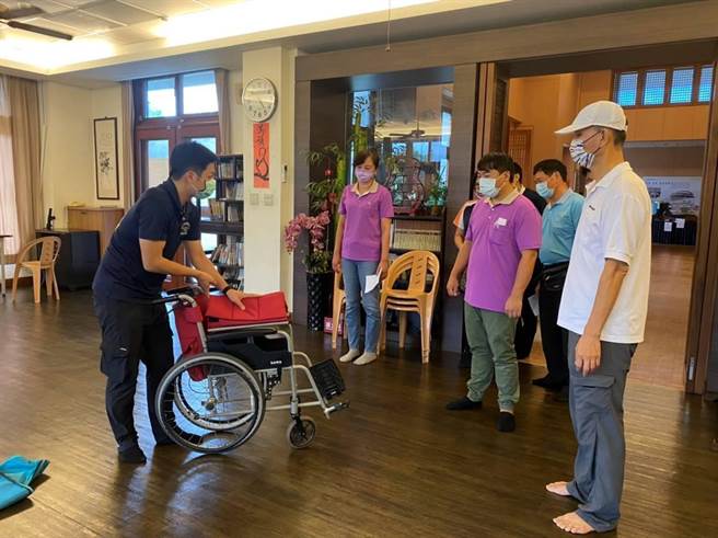 花蓮縣消防局去年開始辦理防災士培訓，共70人成功取得證照，今年培訓課程甫完成，49人實際參與培訓，若全數正式取得證照，縣內將有119名防災士，協助社區防災工作。（花蓮縣消防局提供／羅亦晽花蓮傳真）