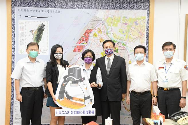 彰化县长王惠美18日上午代表彰化县政府接受「「财团法人消防发展基金会」及「中华民国义勇消防联和总会」捐赠3组自动心肺復甦机予彰化县消防局。（吴敏菁摄）