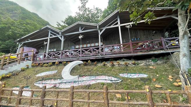 花莲丰滨月洞休憩区疫情闭园期间，乡公所聘请园艺造景师以月亮、蝙蝠、流水等月洞特色，为园区勾勒一幅地景作品。（丰滨乡公所提供／罗亦晽花莲传真）