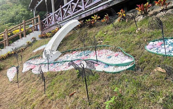 园艺造景师李欣凭着对花莲丰滨乡月洞印象，以白色月亮造型、铝线编织制作蝙蝠，用鹅卵石排列成河，为园区进行景观造景让游客一目了然月洞生态。（丰滨乡公所提供／罗亦晽花莲传真）