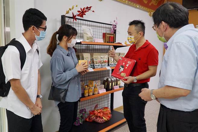 芬园乡农会总干事黄翊恺(右二)向大叶大学企管系师生介绍芬园特产。(大叶大学提供／吴建辉彰化传真)