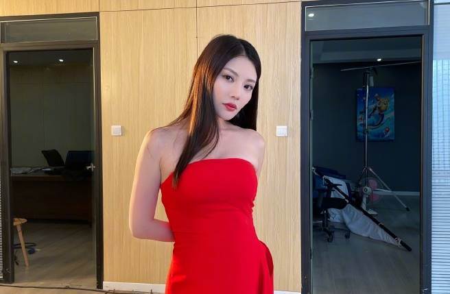 徐冬冬拥有天使脸孔与E罩杯的火辣身材。（图／取材自徐冬冬微博）