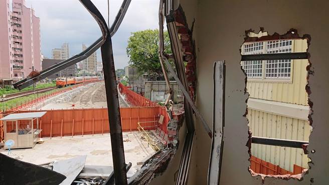 黄家因铁路地下化需东移，房子后方遭拆掉大半，有如断垣残壁。（程炳璋摄）