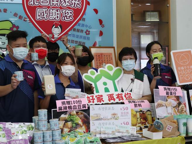 北台南家扶中心主任莊淑惠（右二）感謝青商會和店家的美意。（張毓翎攝）