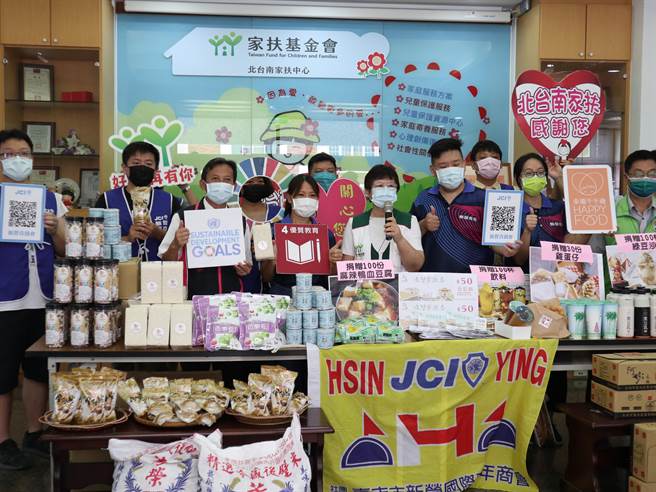 台南新營青商會號召11個店家捐餐點助北台南家扶中心孩童。（張毓翎攝）