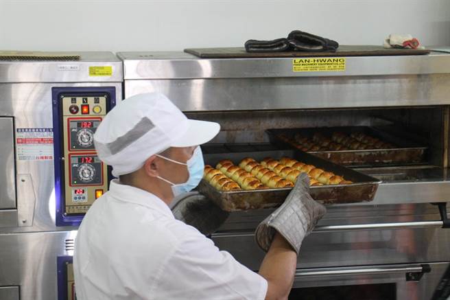 去年3天狂銷6萬顆，為彰化監獄帶來150萬的收入，今年監所5天狂賣7萬5000顆，仍無法滿足所有消費者，甚至有消費者氣憤責罵監所。(彰監提供／吳建輝彰化傳真)