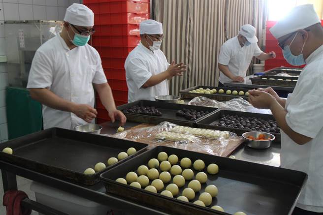 劉克和說，今年典獄長指示要製作美味健康的蛋黃酥，特地去找了比以往更大顆的蛋黃，再烘烤前噴上米酒頭烤熟出油，讓香氣鎖在蛋黃裡面，提升香氣。(彰監提供／吳建輝彰化傳真)