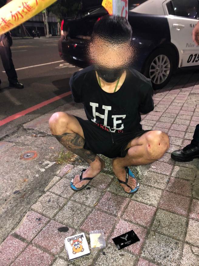 25岁潘姓男子18日凌晨4点多驾车闯红灯被违规照相测杆拍照，一旁巡逻的高市保大特勤直觉该车有异，上前盘查，他拒检还加速逃逸，沿路经三民、新兴等区后，保大在苓雅区将该车逼至人行道而无法动弹，赶紧破窗将人拉下逮捕，果然在车上搜出毒品，全案依毒品罪送办。(翻摄照片／刘宥廷高雄传真)