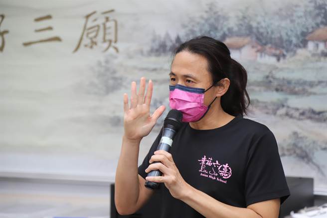 郭台铭国中导师程裕智特别叮咛，获奖是分荣耀，高兴一下就好，期许郭台铭未来仍要往自己喜欢的方向努力，创造出自己的一片天。(吕妍庭摄）