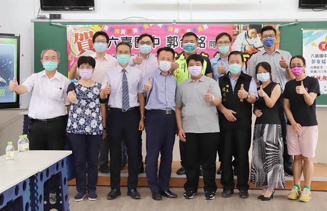 嘉义县六嘉国中毕业生郭台铭获总统教育奖，18日嘉义县长翁章梁等人特地前往勉励他。(吕妍庭摄）