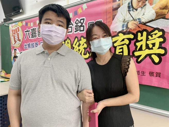 嘉义县六嘉国中毕业生郭台铭获总统教育奖，安仁家园院长谢孟洁相当开心。(吕妍庭摄）