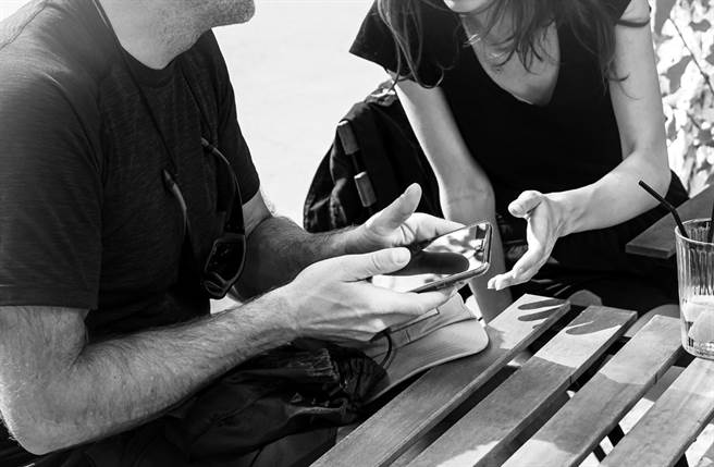 兩性專家欣希亞的網友抓包房仲老公跟女客戶傳鹹濕私訊，還辯稱是在講房屋買賣的事情而已。(達志影像shutterstock提供)