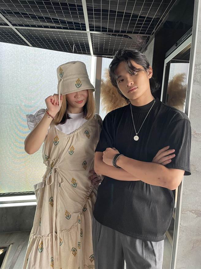 入围本届金曲新人的？te坏特与李浩玮在金曲彩排相见欢。（好朋友工作室提供）