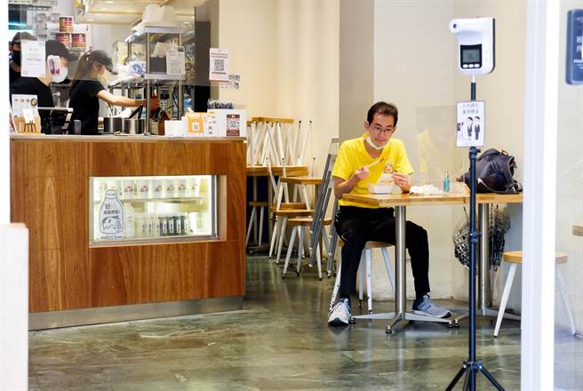 澎湖逆時中今起餐飲內用相關防疫措施取消，陳時中認為，一旦有疫情發生，就會非常遺憾。（圖／示意圖，記者陳俊吉攝影）