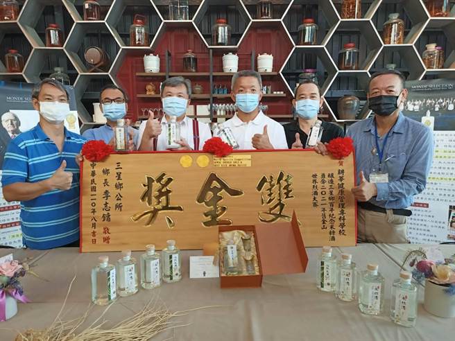 三星乡产官学合作推出的「三星乡百年纪念米糠酒」，夺下国际 评比大赛双金奖。（胡健森摄）