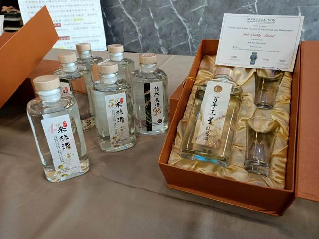 三星乡产官学合作推出的「三星乡百年纪念米糠酒」，夺下国际 评比大赛双金奖。（胡健森摄）