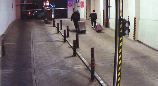 犯嫌獲知機房遭破後，眼看事跡敗露，徒步逃離飯店，但仍在出境前被警方逮捕，高雄地檢署偵結後，將整集團涉案42人依組織犯罪條例、詐欺取財等罪起訴。（翻攝畫面／洪浩軒高雄傳真）