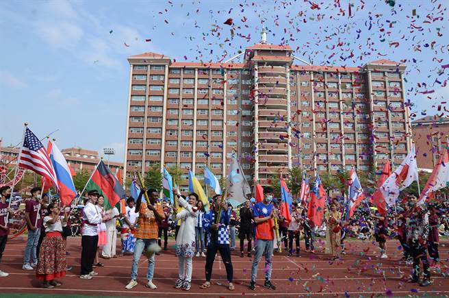 义守大学超过40个国家、1千4百多位国际生就读，与世界接轨从校园开始。(义守大学提供)