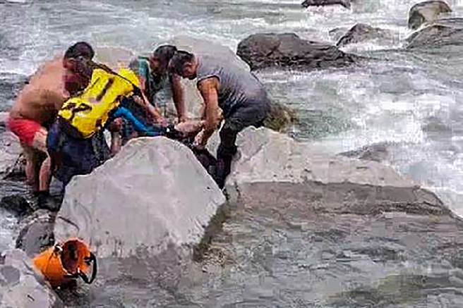 新竹縣消防局搜救人員在田埔部落附近的泰崗溪河床發現落水失蹤4天的蔡男。（新竹縣消防局提供／羅浚濱新竹傳真）