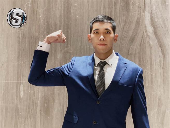 郑德维正式与高雄钢铁人签约。(高雄钢铁人提供)