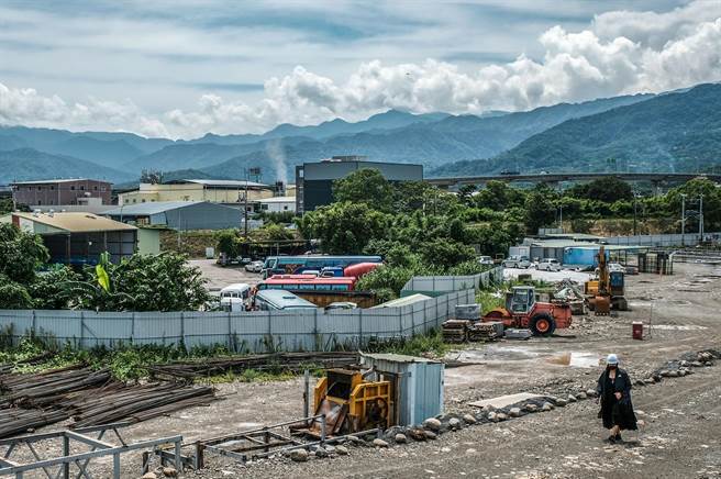 新竹县政府规画的「竹东客家音乐村」被傅裕钢铁占用的用地（铁篱围起处），将协调傅裕「拆屋还地」，调整规画为「竹东文化大禾埕」。（罗浚滨摄）